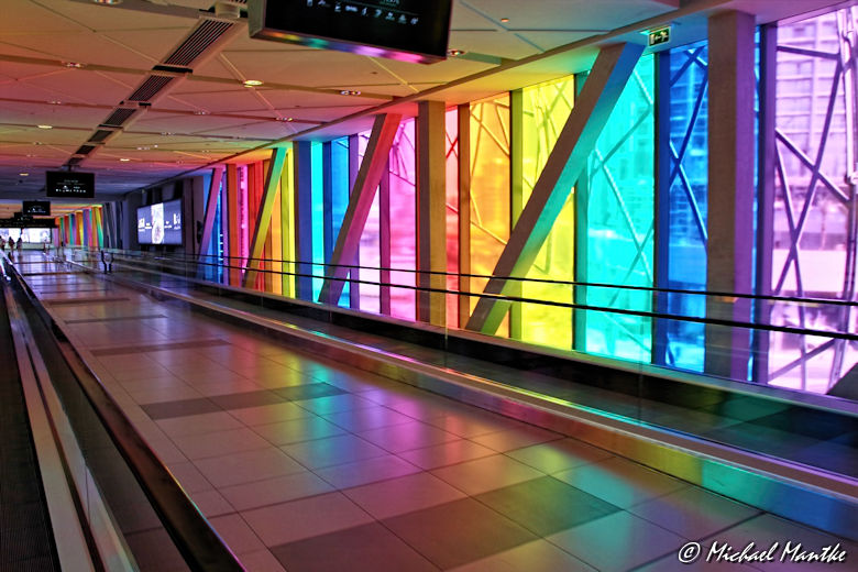 Dubai Mall Laufband mit farbigen Fenstern