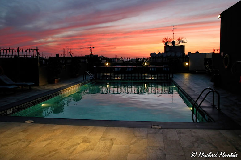 Hotel Pool nach Sonnenuntergang in Dubai