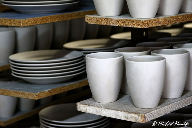 Zeller Keramik - Geschirr Rohlinge in Regalen