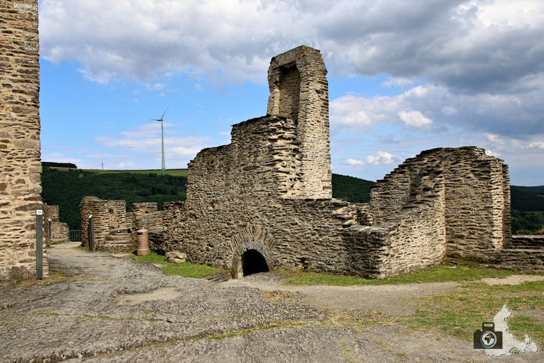 Außenanlage der Burg Bourscheid, Luxemburg