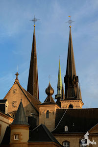 FotoJuwel - Skulptur lässt Flugzeug schweben