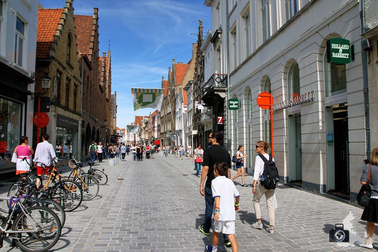 Einkaufsstraße in der Altstadt Brügge in Belgien