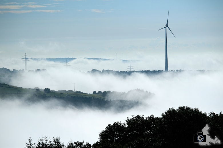 Windräder bei Bourscheid unter Wolken und Nebel