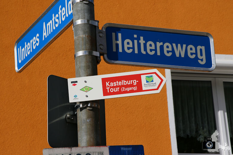 Wegweiser zum Ritterwanderweg zur Kastelburg Waldkirch