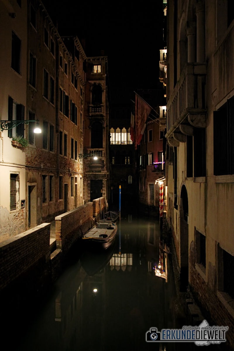 Kanal bei Nacht, Venedig, Italien
