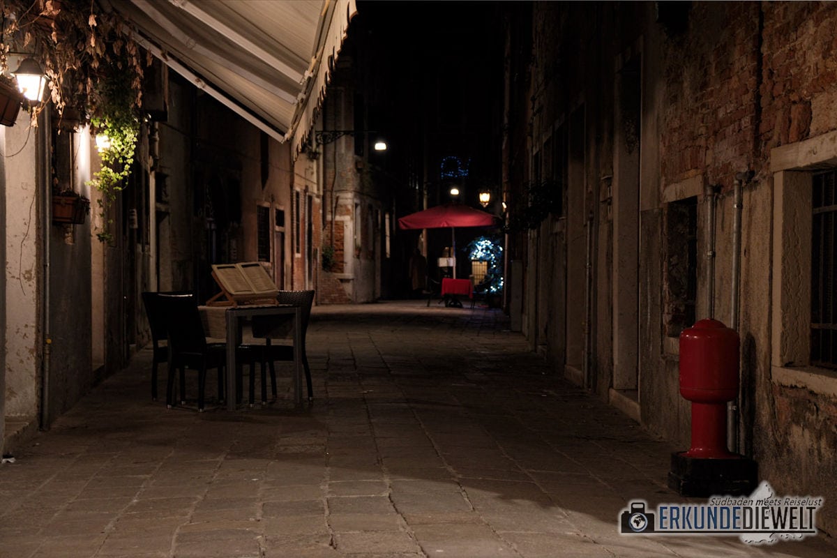 Einsame Gasse bei Nacht, Venedig, Italien