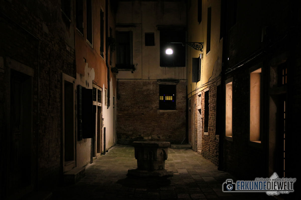 Einsame Gasse bei Nacht, Venedig, Italien