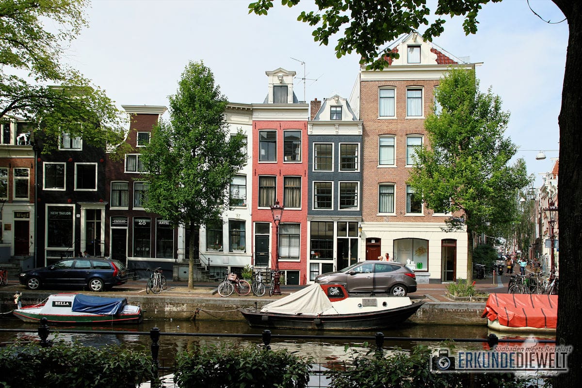 Schiefe Häuserfassaden, Amsterdam, Niederlande