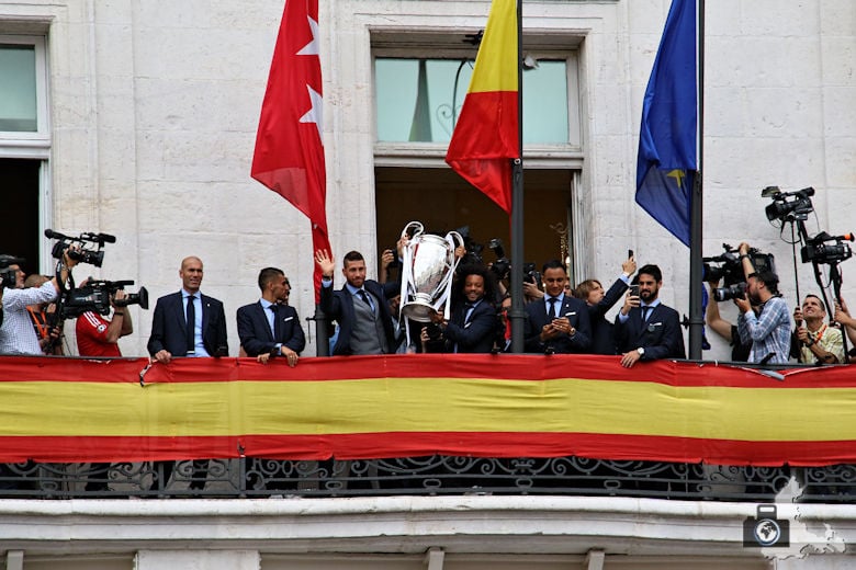 Champions League Sieger Real Madrid lässt sich feiern - Fußballmannschaft mit Ronaldo auf dem Puerta del Sol