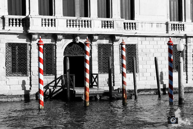 Fotografieren in Venedig - rot-weiße Pfähle