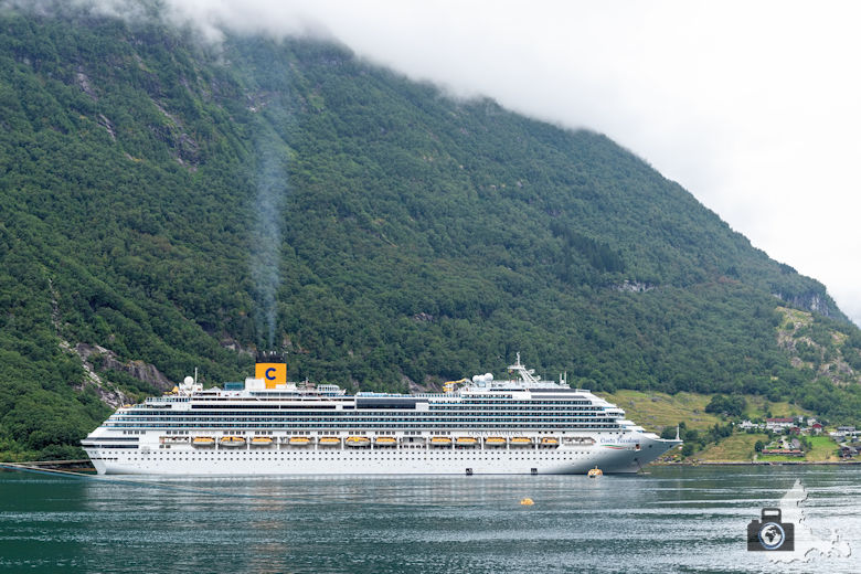 Kreuzfahrtschiff im Geirangerfjord