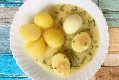 Senfeier mit Kartoffeln