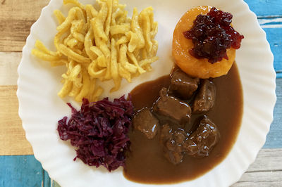 Rehragout in Schokoladensauce