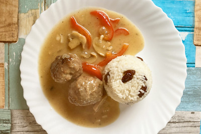 Frikadellen in Gemüse-Sahne-Sauce mit Rosinenreis