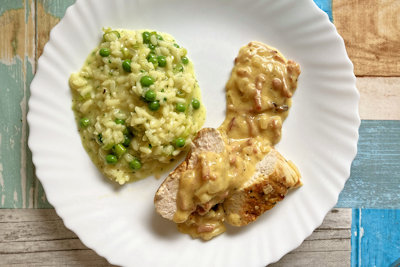 Italienische Küche – Saftiges Hähnchenbrustfilet in deftiger Sauce mit Risi-Bisi-Risotto