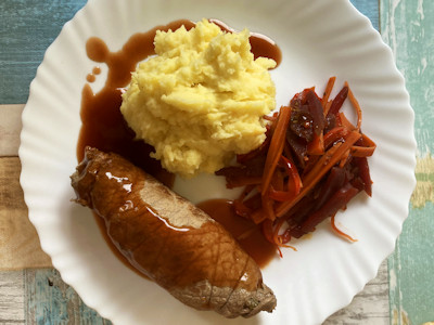 Deutsche Küche - Rinderroulade Sous Vide mit Kartoffelstampf und rotem Gemüse
