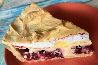 Beerenkuchen mit Puddingcreme und Baiserhaube Rezept