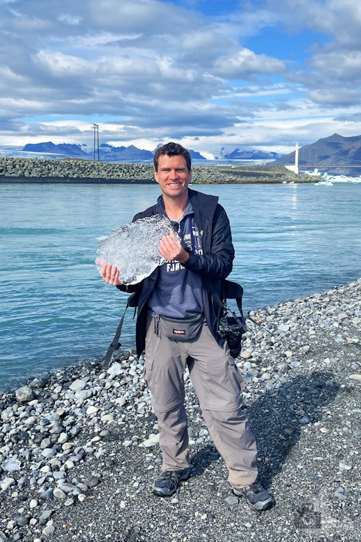 Selfie am Diamond Beach mit Gletschereis in der Hand