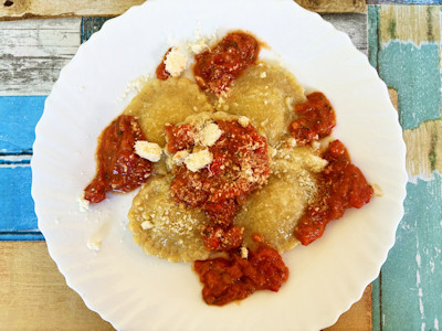 Italienische Küche - Ravioli mit Frischkäsefüllung auf mediterraner Tomatensauce Rezept
