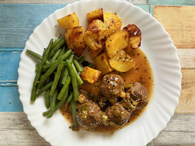Glasierte koreanische Fleischbällchen mit Soja-Sesam-Kartoffeln und grünen Bohnen