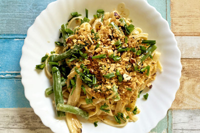 Italienische Küche – Bandnudeln mit Miso-Zwiebel-Sauce, Bohnen und Haselnusstopping