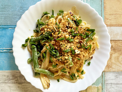 Bandnudeln mit Miso-Zwiebel-Sauce, Bohnen und Haselnusstopping Bandnudeln mit Miso-Zwiebel-Sauce, Bohnen und Haselnusstopping