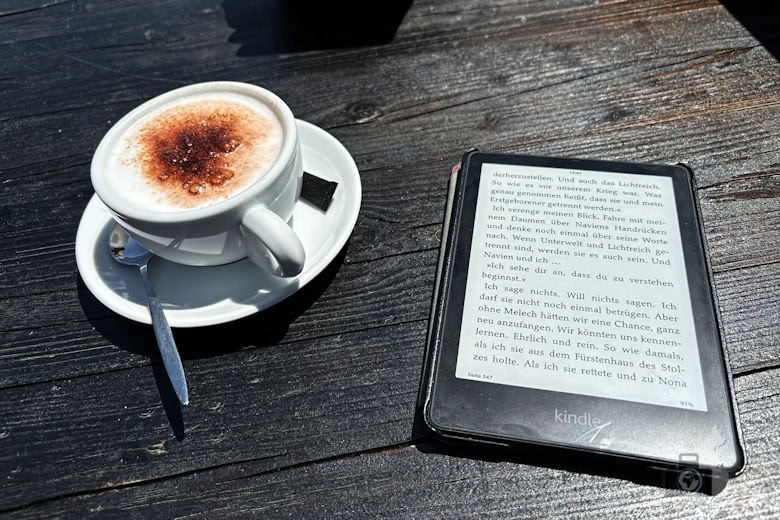 Auszeit mit Cappuccino und Lesen