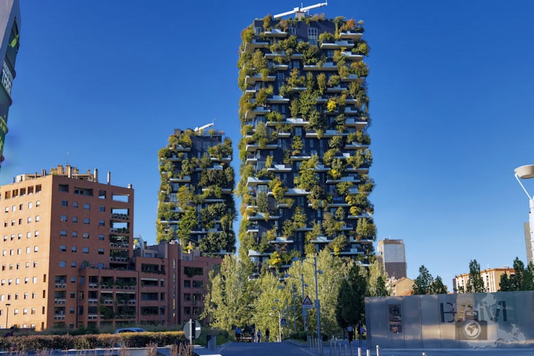 BegrĂĽntes Hochhaus, Mailand, Italien