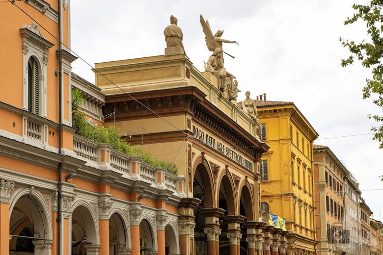 Straßenfront Bologna