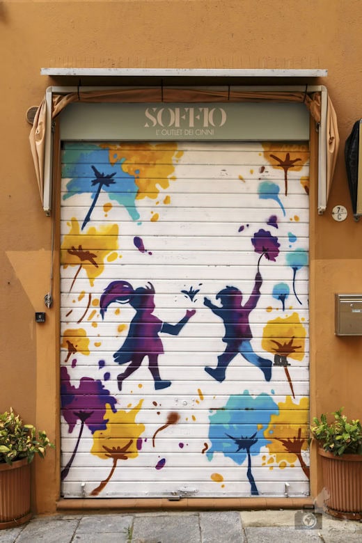 Buntes Tor in Bologna