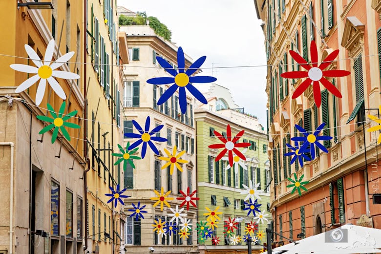 Bunt geschmückte Gasse in Genua