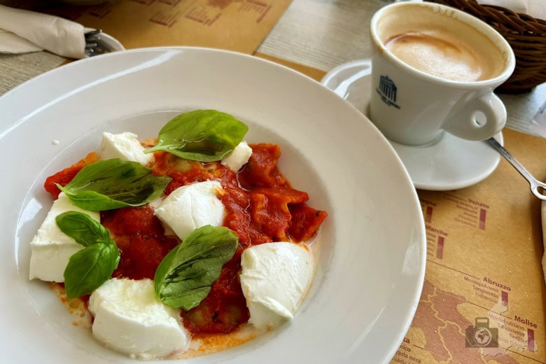 Tortellini mit Tomatensauce und Büffelmozarella